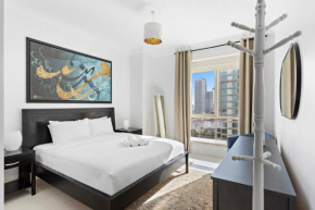 Lux 2BR Apt with Views of Dubai Marina, Pool & Gym